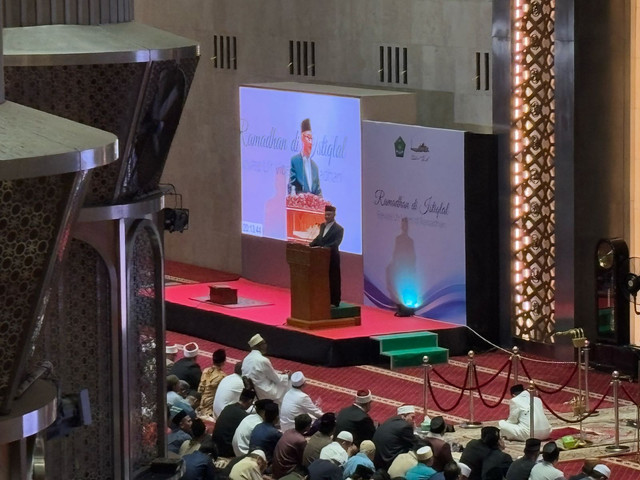 Mendikdasmen, Abdul Mu'ti mengisi ceramah saat Tarawih kedua di Masjid Istiqlal, Jakarta pada Sabtu (1/3). Foto: Abid Raihan/kumparan