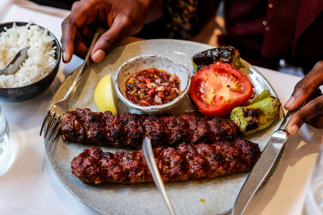 Restoran Timur Tengah di Cibubur. Foto ilustrasi makanan Timur Tengah. Sumber: Unsplash/Suad Kamardeen