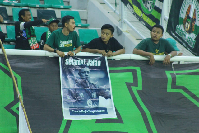 Bonek (pendukung Persebaya) memajang poster mendiang Bejo Sugiantoro saat laga lawan Persib di Stadion GBT, Sabtu (1/3) malam. Foto: Masruroh/Basra