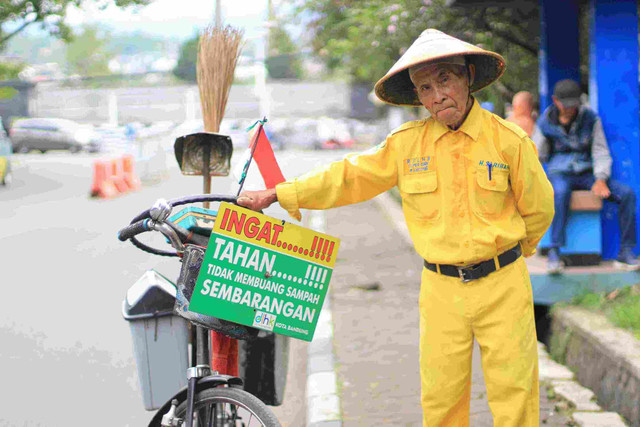 Sariban relawan lingkungan Kota Bandung.  Foto: Greeneration Foundation