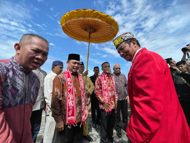 Kedatangan Gubernur dan Wakil Gubernur Kalbar, pemotongan umpang serta tepung tawar dilakukan pada Minggu, 2 Maret 2025 di Bandara Supadio Pontianak (VIP Pemda), Kalimantan Barat.  Foto: Rabiansyah/Hi!Pontianak