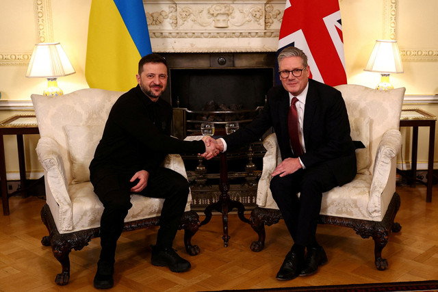 Presiden Ukraina Volodymyr Zelenskiy melakukan pertemuan dengan Perdana Menteri Inggris Keir Starmer di Downing Street, London, Inggris, Sabtu (1/3/2025). Foto: Peter Nicholls/Pool via REUTERS