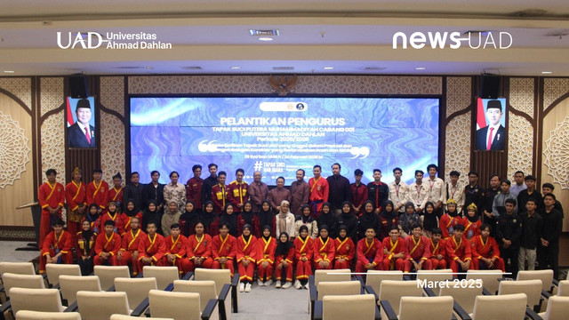 Foto bersama pengurus baru Tapak Suci UAD dengan tamu undangan (Dok. TS UAD)