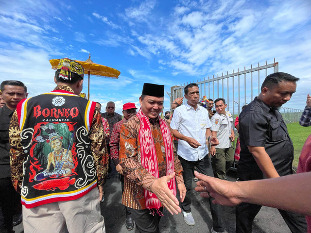 Gubernur Kalimantan Barat, Ria Norsan usai pulang dari Retreat, Bandara Supadio Pontianak (VIP Pemda), Kalimantan Barat.  Foto: Rabiansyah/Hi!Pontianak