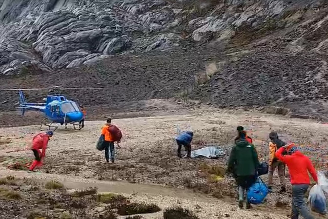 Evakuasi dua pendaki perempuan asal Indonesia yang dilaporkan tewas saat menuruni puncak Cartensz Pyramid, Papua, Sabtu (1/3/2025). Foto: Tim SAR Timika