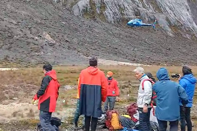 Evakuasi dua pendaki perempuan asal Indonesia yang dilaporkan tewas saat menuruni puncak Cartensz Pyramid, Papua, Sabtu (1/3/2025). Foto: Tim SAR Timika