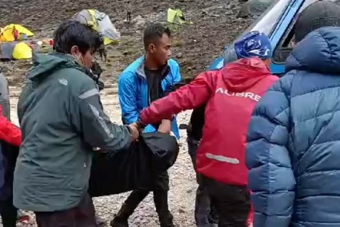 Evakuasi dua pendaki perempuan asal Indonesia yang dilaporkan tewas saat menuruni puncak Cartensz Pyramid, Papua, Sabtu (1/3/2025). Foto: Tim SAR Timika