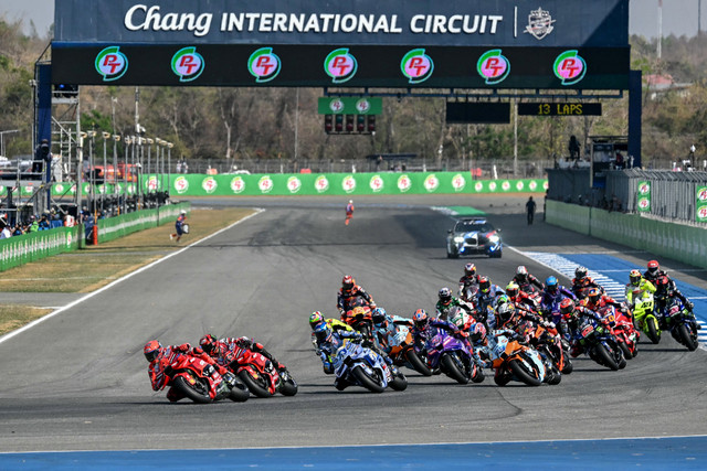 Sejumlah pebalap MotoGP saat sesi latihan bebas 2 MotoGP Thailand Grand Prix di Sirkuit Internasional Buriram di Buriram, Thailand, Sabtu (1/3/2025). Foto: MOHD RASFAN / AFP