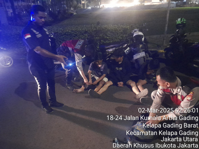 Tiga pemuda diamankan karena melakukan aksi balap liar di kawasan Kelapa Gading, Jakarta Utara. Foto: Dok. Istimewa