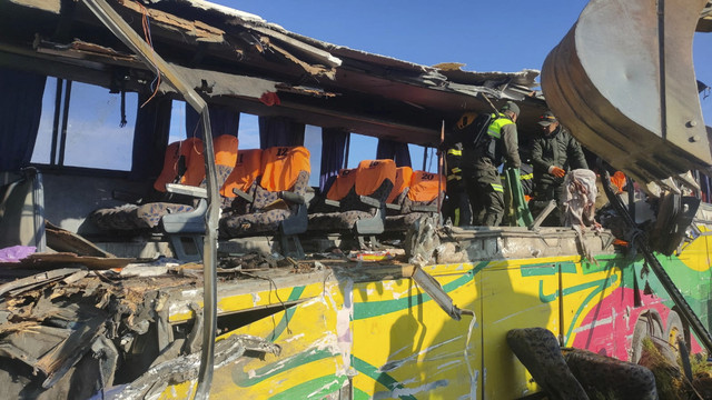 Sebuah bus yang rusak terlihat setelah kecelakaan dua bus di jalan menuju Uyuni, di Potosi, Bolivia, Sabtu (1/3/2025). Foto: Komando Departemen Potosi via REUTERS