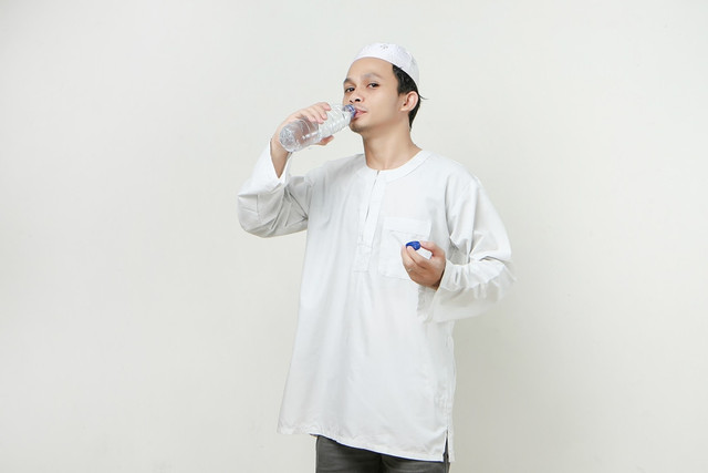 Ilustrasi minum di sela-sela istirahat salat tarawih. Foto: Shutterstock