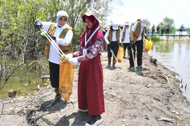 Istri Menteri Sosial Fatma Saifullah Yusuf melakukan kegiatan sosial bersama para istri menteri Solidaritas Perempuan Indonesia Kabinet Merah Putih (SERUNI), beberapa waktu lalu. Foto: Dok. Istimewa