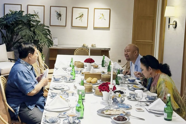 Momen Presiden RI Prabowo Subianto berbuka puasa bersama keluarga. Foto: Instagram/ @prabowo