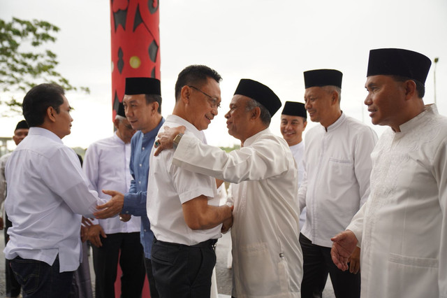 Edi Rusdi Kamtono dan Bahasan saat disambut kepulangannya oleh semua Kepala OPD di lingkungan Pemkot Pontianak. Foto: Dok. Prokopim Pemkot Pontianak