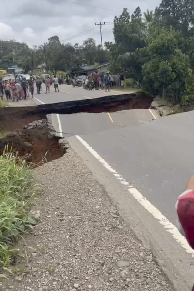 Jalan nasional penghubung Provinsi Sumatera Barat (Sumbar) dengan Jambi putus total akibat tingginya debit air yang meluap karena intensitas hujan yang tinggi pada Minggu (2/3/2025). Foto: Dok. BPBD Kabupaten Dharmasraya