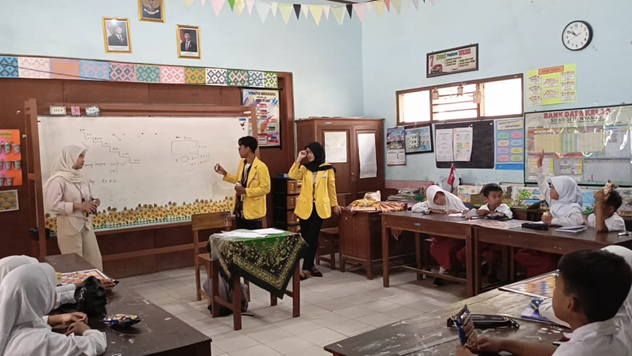 Siswa SDN Nyamat belajar matematika dengan program MathLadder KKN UNNES.