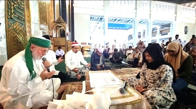 Ulama sufi asal Turki Syeikh Assayid Prof DR Muhammad Fadhil al-Jailani saat memimpin ikrar mualaf Nolla. Foto: Humas Masjid Al Akbar Surabaya