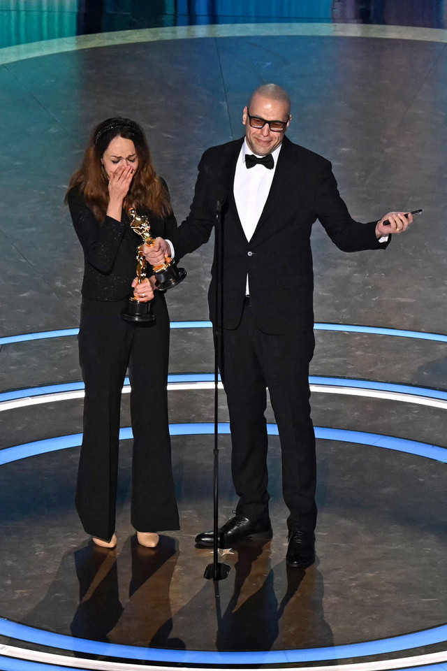 Animator dan sutradara film Iran Shirin Sohani dan animator Iran Hossein Molayemi menerima penghargaan Academy Awards Tahunan ke-97 di Dolby Theatre, Beverly Hills, California, AS, Minggu (2/3/2025). Foto: Patrick T. Fallon/AFP