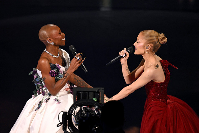 Penyanyi dan aktris Inggris Cynthia Erivo dan penyanyi dan aktris AS Ariana Grande tampil pada ajang Academy Awards Tahunan ke-97 di Dolby Theatre, Beverly Hills, California, AS, Minggu (2/3/2025). Foto: Patrick T. Fallon/AFP