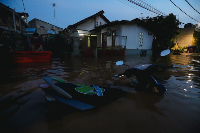 Motor milik salah satu warga yang terdampak banjir di Pejaten Timur, Pasar Minggu, Jakarta Selatan, Senin (3/3/2025). Foto: Jamal Ramadhan/kumparan