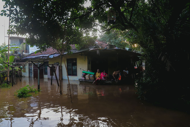 Kondisi banjir yang merendam permukiman warga di Pejaten Timur, Pasar Minggu, Jakarta Selatan, Senin (3/3/2025). Foto: Jamal Ramadhan/kumparan