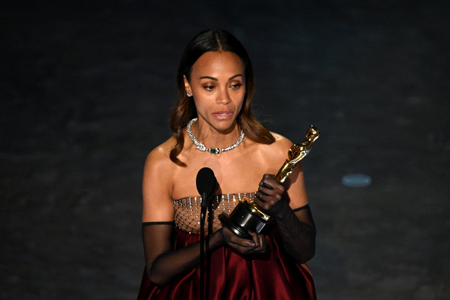 Aktris AS Zoe Saldana menerima penghargaan Academy Awards Tahunan ke-97 di Dolby Theatre, Beverly Hills, California, AS, Minggu (2/3/2025). Foto: Patrick T. Fallon/AFP