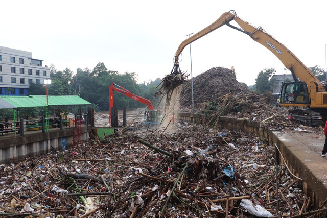 Dinas Lingkungan Hidup DKI Jakarta mengangkut sampah kiriman yang memasuki Jakarta di saringan sampah ciliwung TB Simatupang, Jakarta, Senin (3/3/2025).  Foto: DLH DKI Jakarta