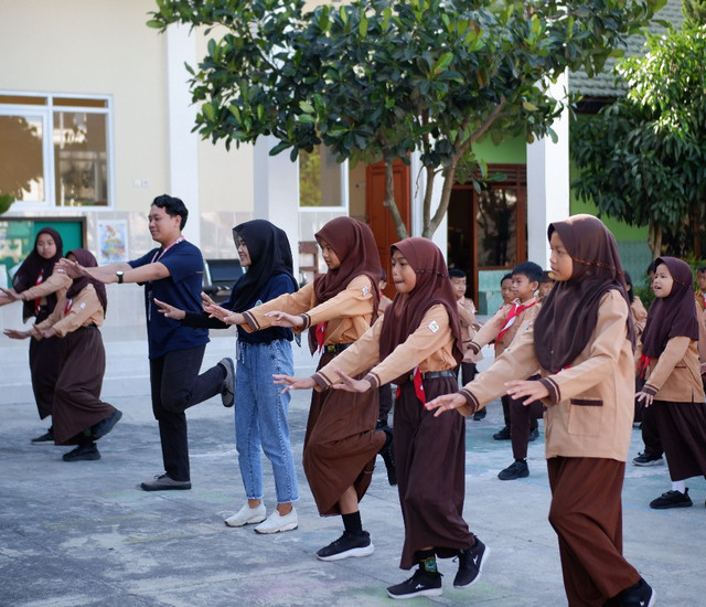 Mahasiswa KKN MBKM UM menyelenggarakan Senam Kesegaran Jasmani (SKJ) yang dilakukan pada pagi hari