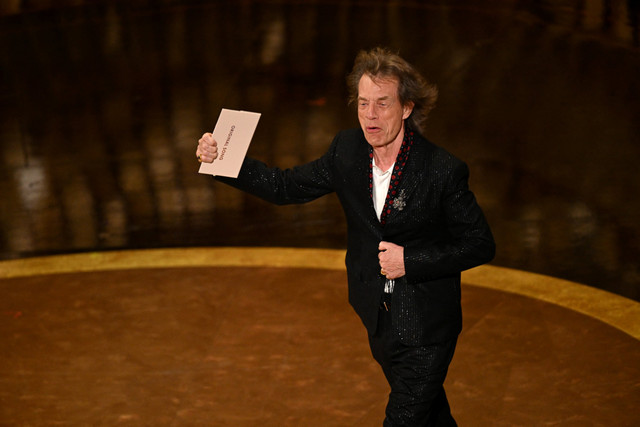 Penyanyi Inggris Mick Jagger membacakan pemenang penghargaan pada ajang Academy Awards Tahunan ke-97 di Dolby Theatre, Beverly Hills, California, AS, Minggu (2/3/2025). Foto: Patrick T. Fallon/AFP