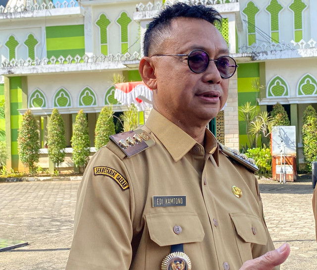 Wali Kota Pontianak, Edi Rusdi Kamtono. Di hari pertama kerja, Wali Kota Pontianak perintahkan OPD untuk sering-sering turun ke masyarakat. Foto: Yulia Ramadhiyanti/Hi!Pontianak