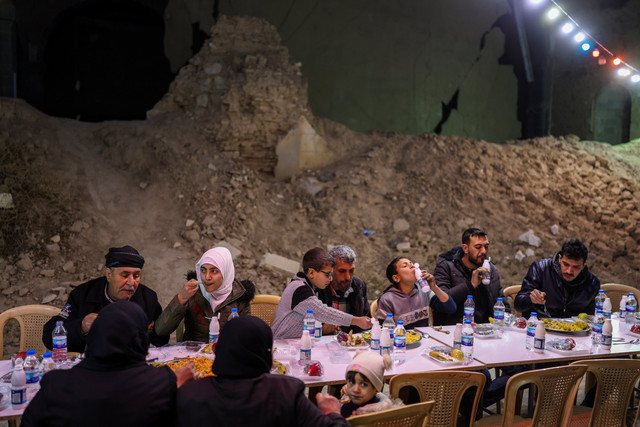 Warga berkumpul untuk berbuka puasa yang diselenggarakan oleh Yayasan Bantuan Kemanusiaan Turki (IHH) di Damaskus, Suriah, Sabtu (1/3/2025). Foto: Ghaith Alsayed/AP Photo