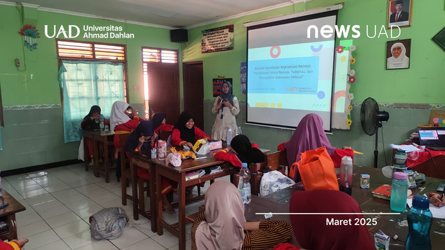 Dosen Universitas Ahmad Dahlan (UAD) Edukasi Pubertas dan Pencegahan Kekerasan Seksual bagi Siswi SD Muhammadiyah Karangbendo (Foto. Fitriana Putri)