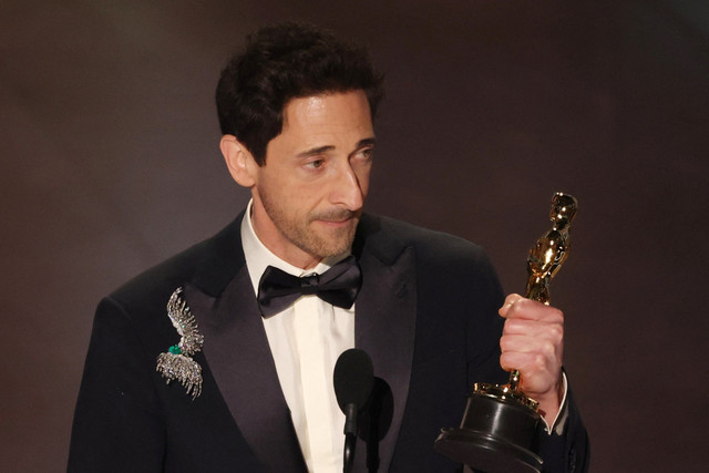 Adrien Brody menerima penghargaan Academy Awards Tahunan ke-97 di Dolby Theatre, Beverly Hills, California, AS, Minggu (2/3/2025). Foto: Carlos Barria/REUTERS