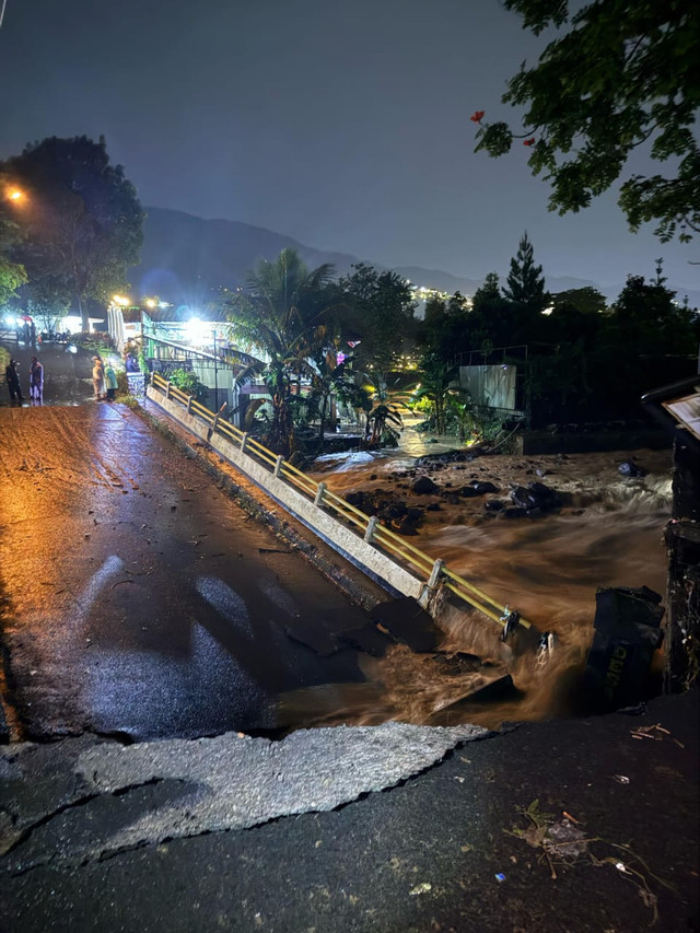 Kondisi jembatan akses menuju ke wisata Curug Cilember, Cisarua, Kabupaten Bogor, ambles pada Minggu (2/3/2025). Foto: kumparan