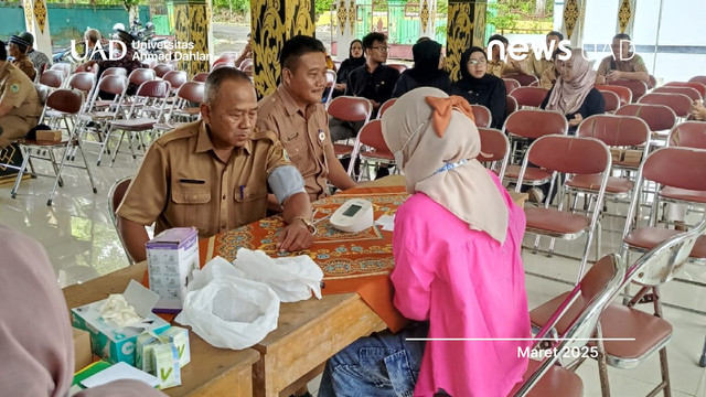 Tim PKM FKM Universitas Ahmad Dahlan (UAD) Gelar Sosialisasi Pencegahan Penyakit Degeneratif (Foto. FKM UAD)