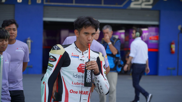 BRI hadir pada tumbler yang digunakan Mario Aji di ajang Moto2 2025. Foto: Dok. BRI