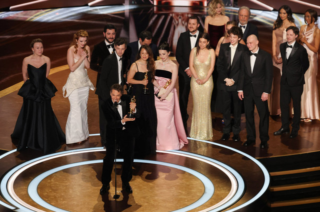 Film Anora meraih penghargaan Film Terbaik pada ajang Academy Awards Tahunan ke-97 di Dolby Theatre, Beverly Hills, California, AS, Minggu (2/3/2025). Foto: Carlos Barria/REUTERS