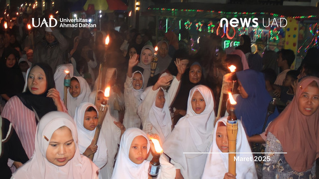 Mahasiswa KKN Universitas Ahmad Dahlan (UAD) Ramaikan Pawai 1000 Obor Bersama Masyarakat Desa Banyumulek, Lombok (Foto. KKN UAD)