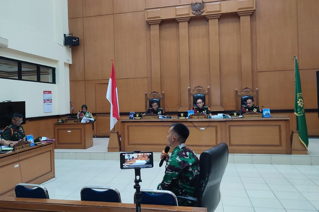 Terdakwa, Kelasi Kepala Bambang Apri Atmojo, saat menyampaikan keterangan terkait penembakan terhadap bos rental di Pengadilan Militer II-08 Jakarta, Senin (3/3/2025). Foto: Rachmadi Rasyad/kumparan