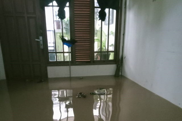 Banjir melanda rumah warga di Jalan Cililitan Kecil III Jakarta Timur, Senin (3/3/2025). Foto: Helmi/Pembaca kumparan