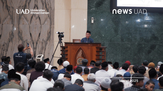 Ceramah tarawih RDK 1446 H di Masjid Islamic Center Universitas Ahmad Dahlan (UAD) oleh Rektor UAD (Foto. Humas UAD)