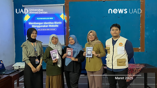 Mahasiswa KKN Universitas Ahmad Dahlan (UAD) Sosialisasikan Pembuatan Situs Web UMKM di Desa Giritengah (Foto. KKN UAD)