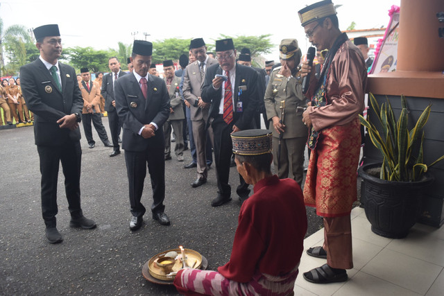 Bupati Sintang Gregorius Herkulanus Bala dan Wakil Bupati Florensius Ronny masuk kantor perdana, Senin 3 Maret 2025. Foto: Yus Rizal/Hi!Pontianak