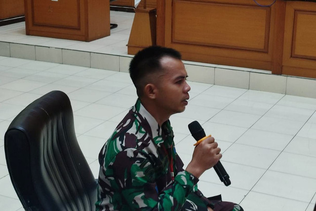 Terdakwa Kelasi Kepala Bambang Apri Atmojo menghadiri sidang penembakan terhadap bos rental di Pengadilan Militer II-08 Jakarta, Senin (3/3/2025). Foto: Rachmadi Rasyad/kumparan