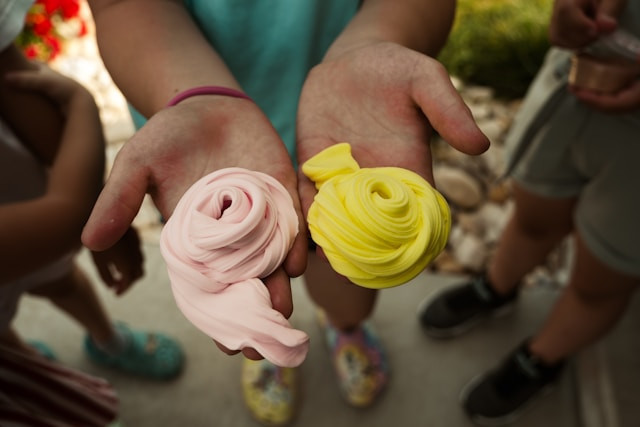 Ilustrasi cara membuat slime elastis.Foto: Nellie Adamyan / Unsplash