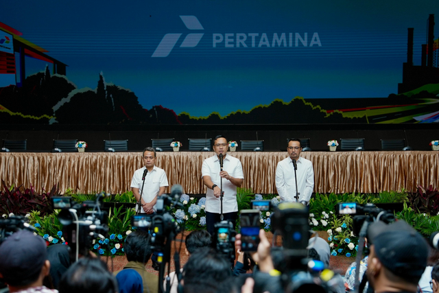 Direktur Utama Pertamina, Simon Aloysius Mantiri (tengah) pada Press Conference di Grha Pertamina, Jakarta, Senin (3/3/2025). Foto: Dok. Pertamina