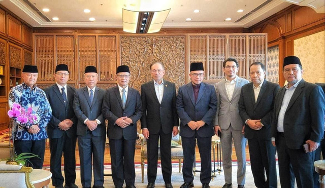 Pimpinan Pusat Muhammadiyah bersilaturahmi dengan Perdana Menteri Malaysia Dato Sri Anwar Ibrahim di Gedung Perdana Menteri Malaysia di Putrajaya, Senin (3/3/2025).
 Foto: PP Muhammadiyah