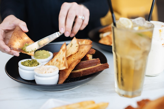 Cafe bukber Tasikmalaya. Foto hanya ilustrasi, bukan tempat sebenarnya. Sumber: Unsplash/Melissa Walker Horn