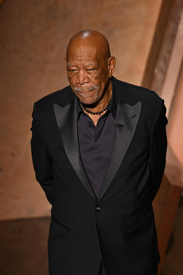 Aktor AS Morgan Freeman tampil pada ajang Academy Awards Tahunan ke-97 di Dolby Theatre, Beverly Hills, California, AS, Minggu (2/3/2025). Foto: Patrick T. Fallon / AFP