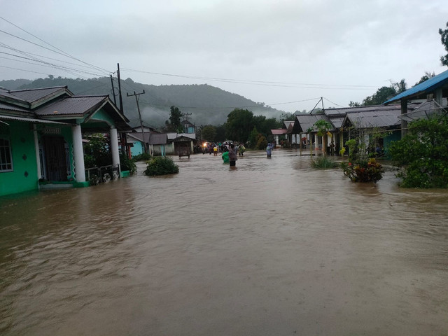 Hujan deras yang memicu terjadinya banjir di Kabupaten Landak. Foto: Dok. Istimewa